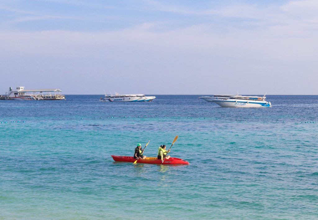 พายเรือคายัค (Kayaking)