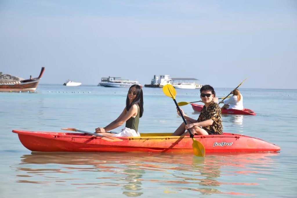 พายเรือคายัค (Kayaking)