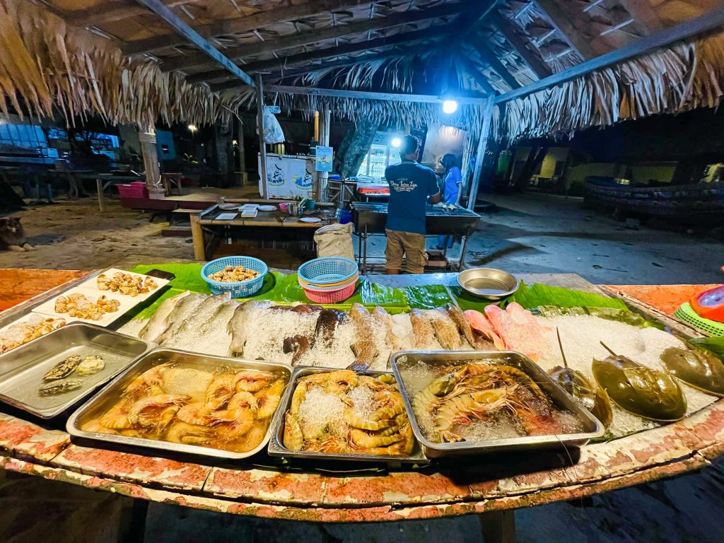 ดงทะเลซีฟู๊ดส์ (Dong Talay Seafoods!)