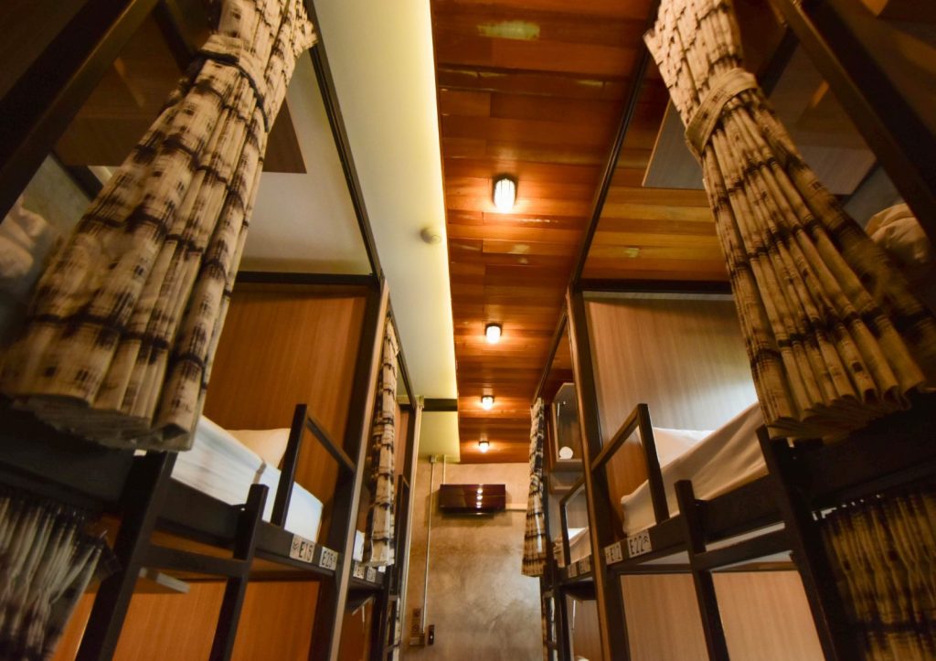 ห้องพักรวมหญิงล้วนเตียงเดี่ยว 2 ชั้น (Single Bunk Bed Female Dorm) รีวิวที่พัก เดอะชิค หลีเป๊ะ โฮสเทล (The Chic Lipe Hostel) โฮสเทลที่ดีที่สุดบนเกาะหลีเป๊ะ