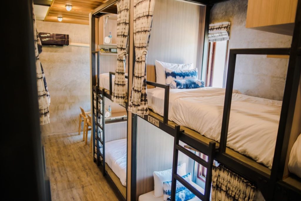 ห้องพักรวมเตียงเดี่ยว 2 ชั้น (Single Bunk Bed Mixed Dorm) รีวิวที่พัก เดอะชิค หลีเป๊ะ โฮสเทล (The Chic Lipe Hostel) โฮสเทลที่ดีที่สุดบนเกาะหลีเป๊ะ